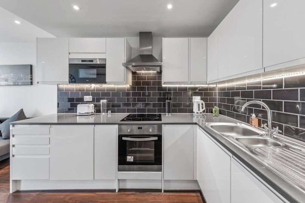 New Apartment 20 Mins From Waterloo London Bp36 Kültér fotó